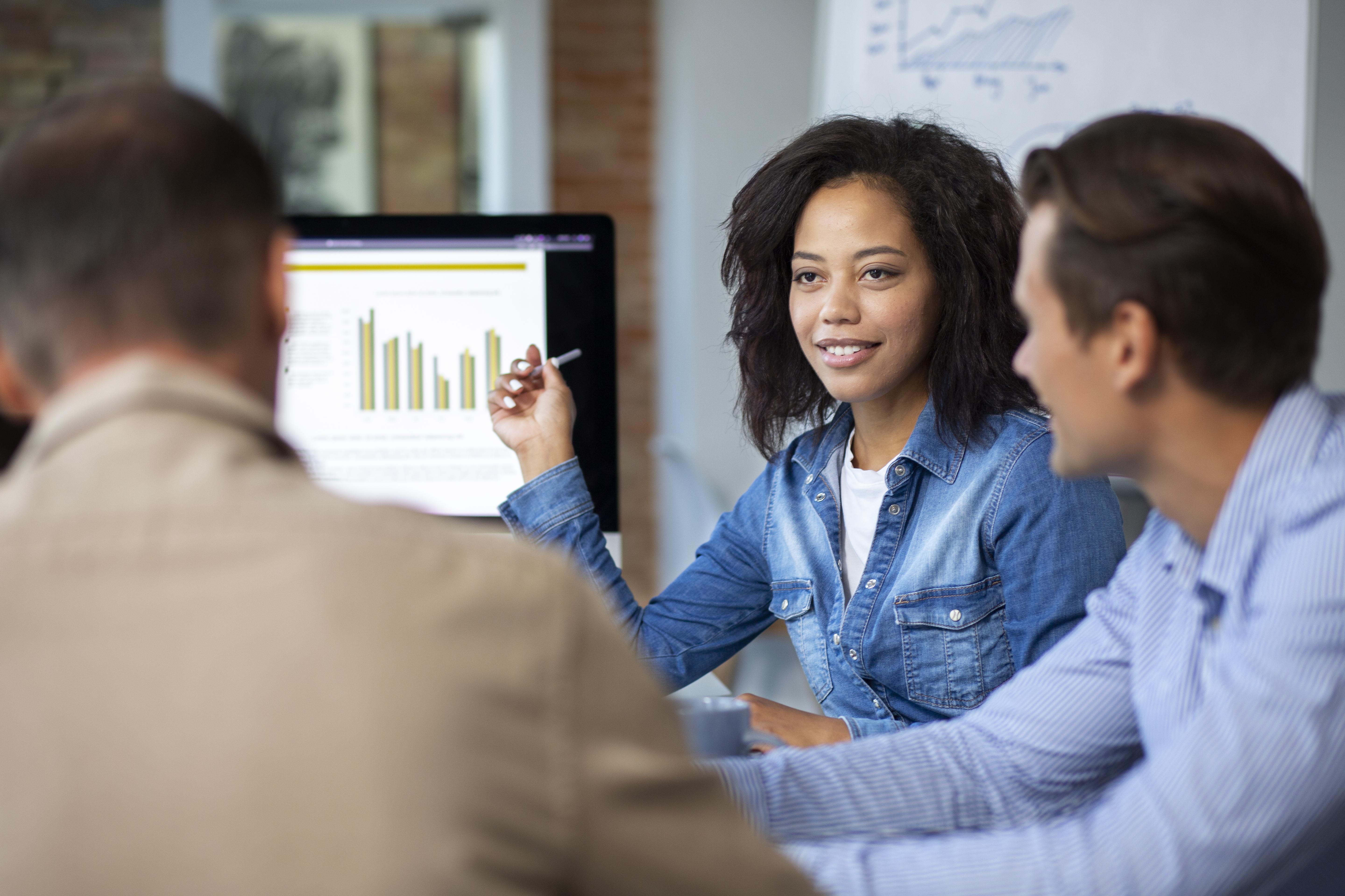 Equipo feliz usando marcador preview