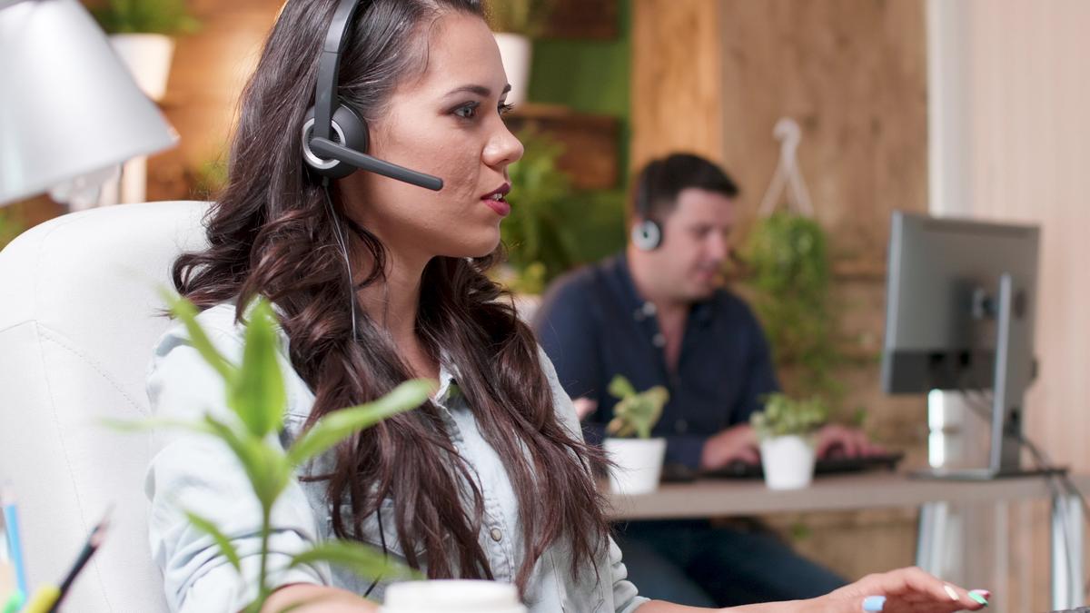 Agentes trabajando en call center con marcador progresivo